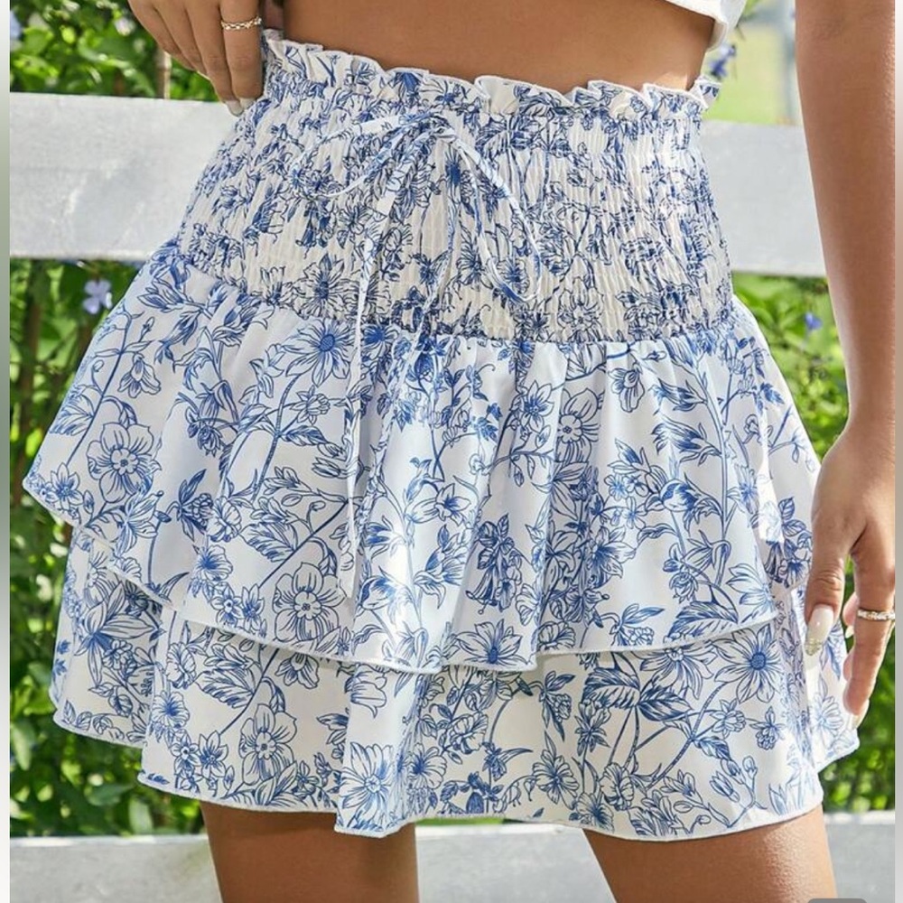SHEIN Women’s XS Blue and White Floral Skirt